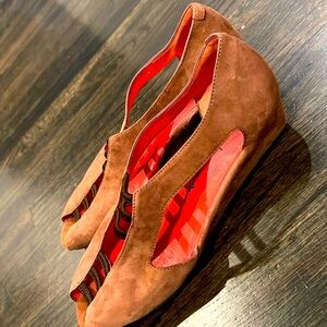 These are in good condition pas de rouge 
 Shoes size 39